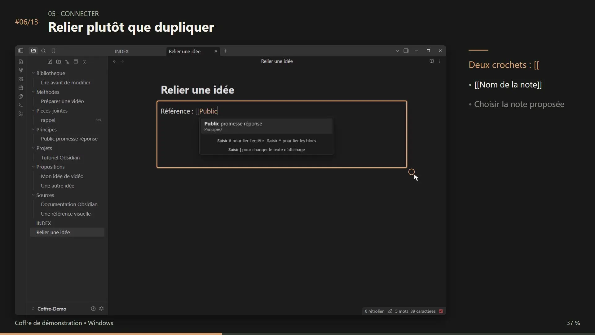 Capture réelle du tutoriel : dans Obsidian, deux crochets ouvrants proposent une note à relier, avec un encadré de guidage ajouté au montage.