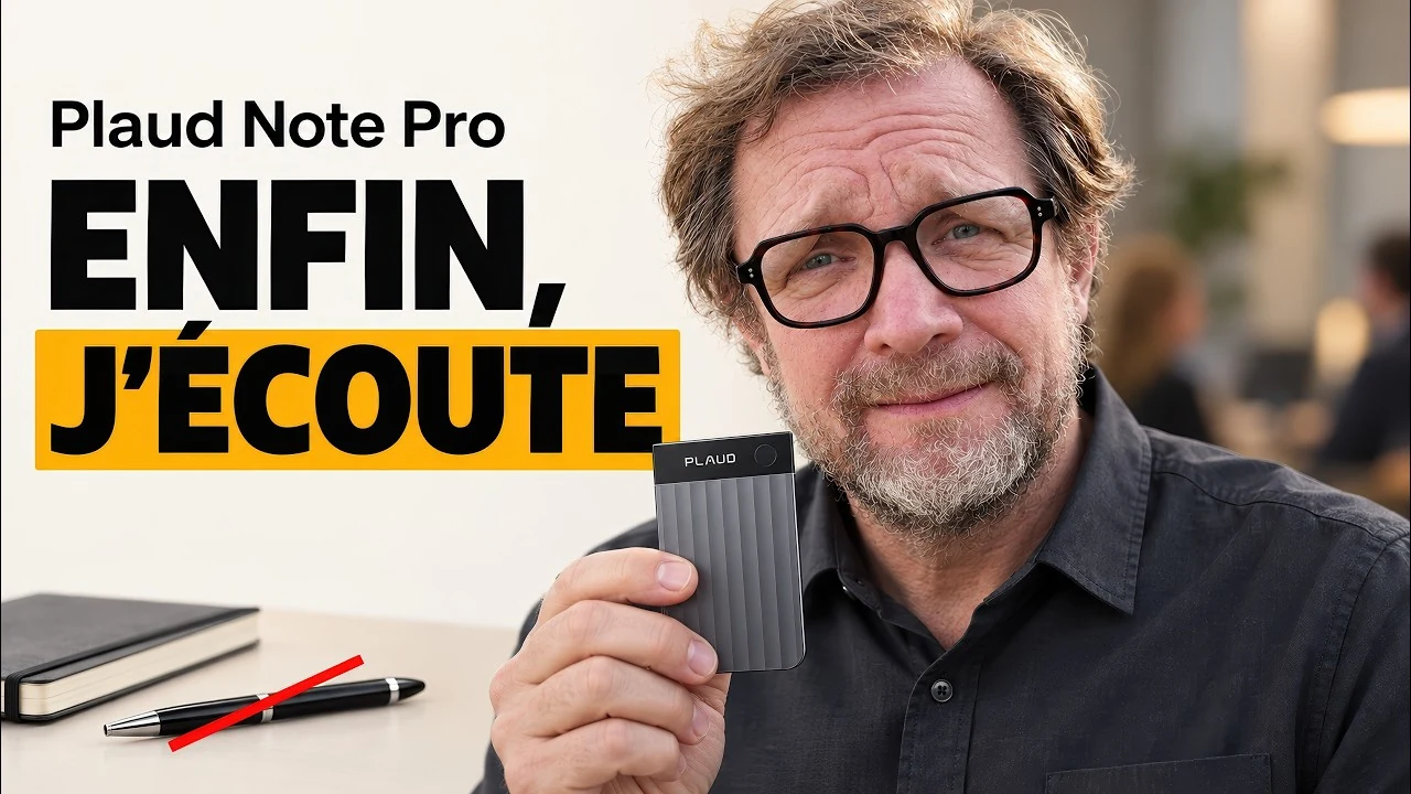 Johan tient un Plaud Note Pro à côté du texte « Enfin, j’écoute », avec un carnet et un stylo barré sur la table.
