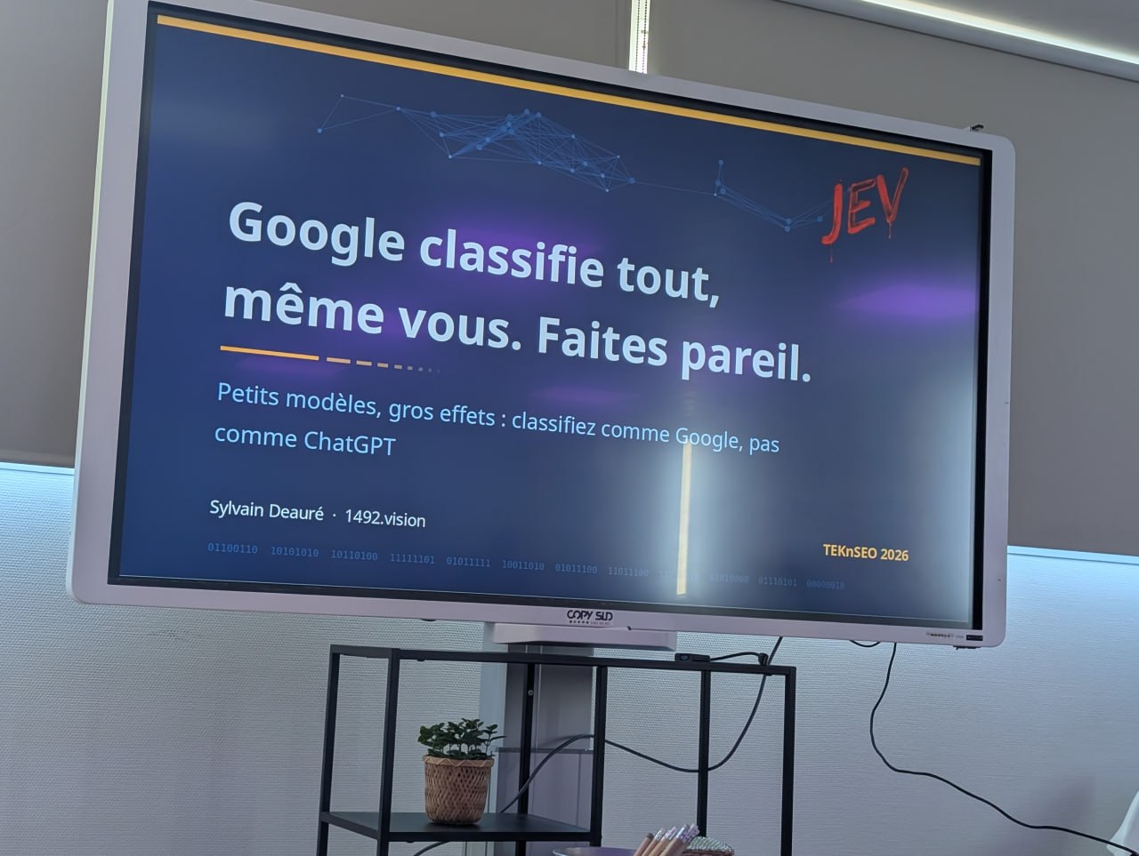 Diapositive « Google classifie tout, même vous. Faites pareil. », signée Sylvain Deauré, avec la mention JEV et TEKnSEO 2026.