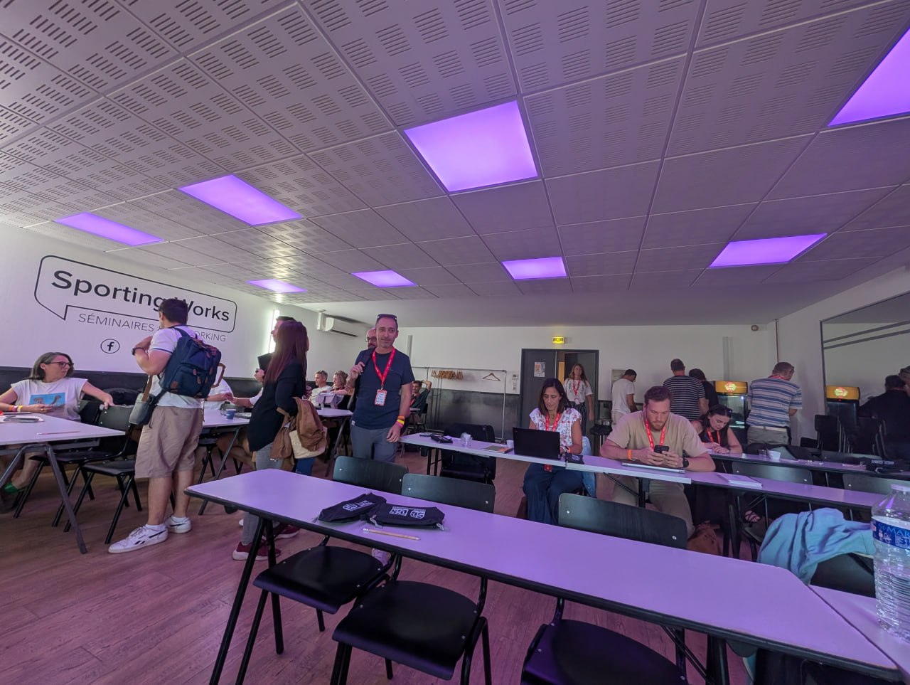 Participants réunis autour de tables avec des ordinateurs dans la salle de l’atelier TEKnSEO aux SD Days 2026.