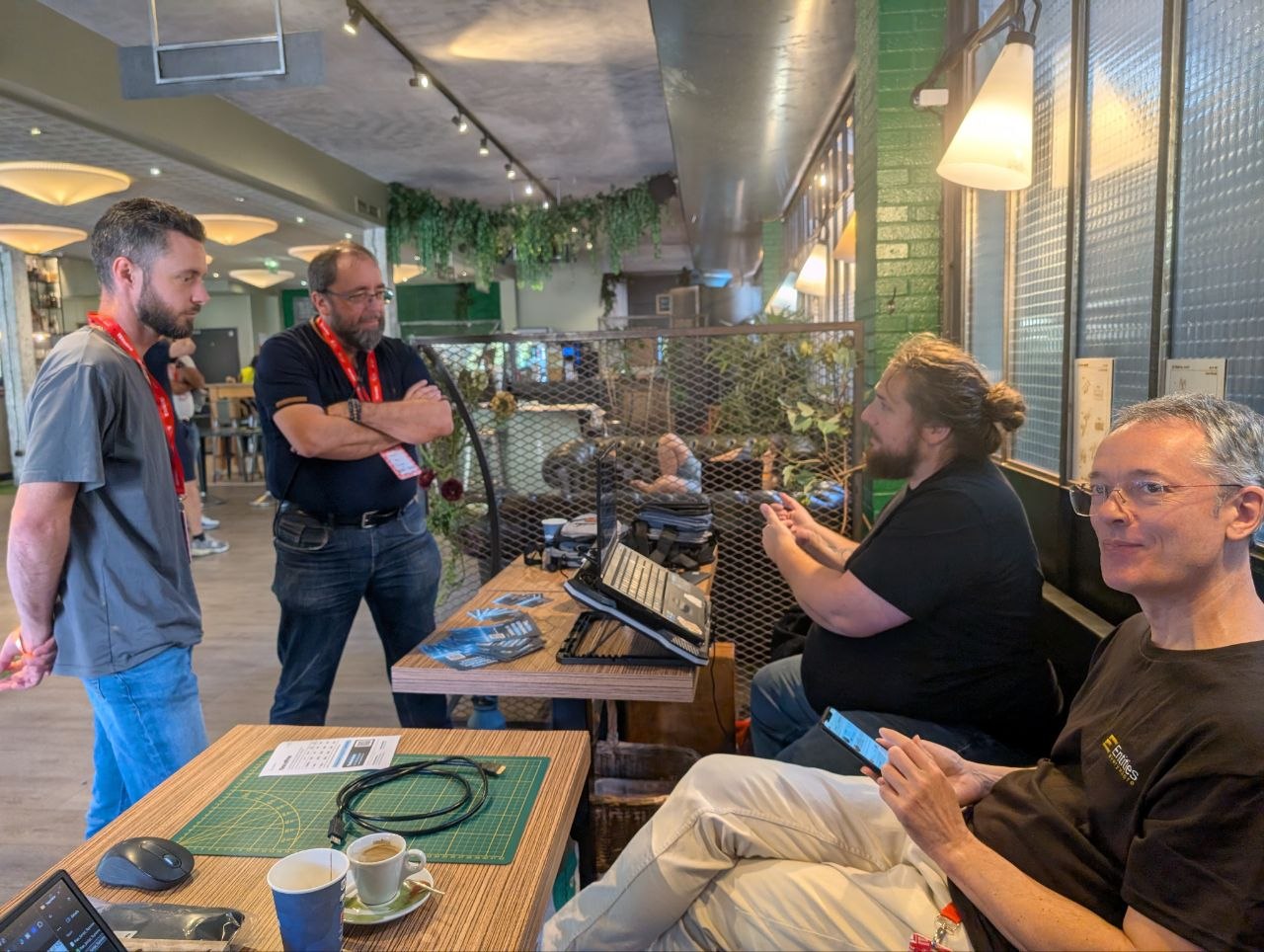 Participants échangeant autour de tables avec des ordinateurs lors des SD Days 2026 à Toulouse